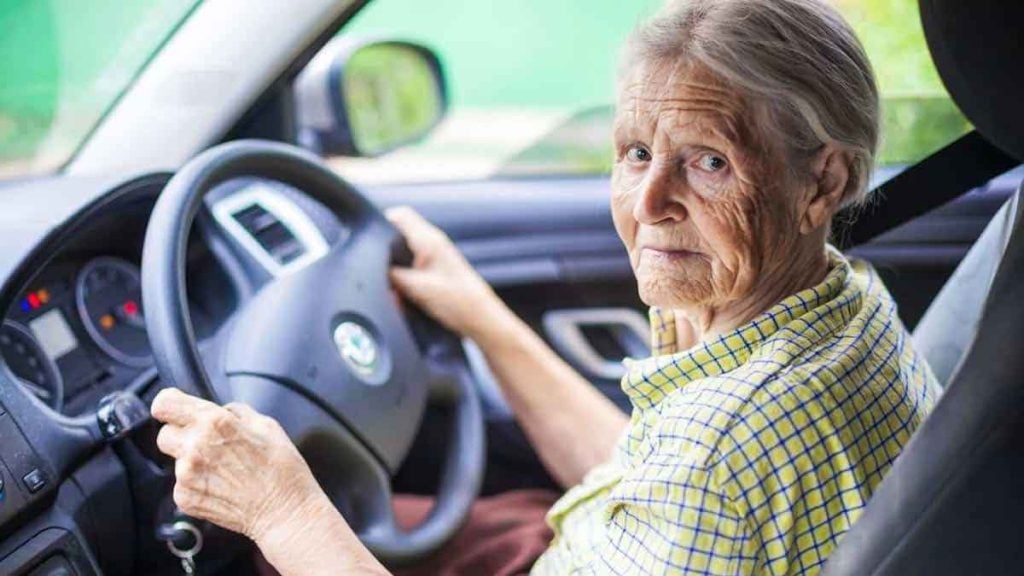Automobilistes les personnes âgées de 68 ans ou plus ont l’interdiction totale de conduire ce ces véhicules sur les routes dans ce pays voisin