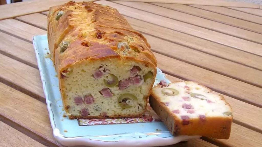 Cake moelleux au jambon et aux olives