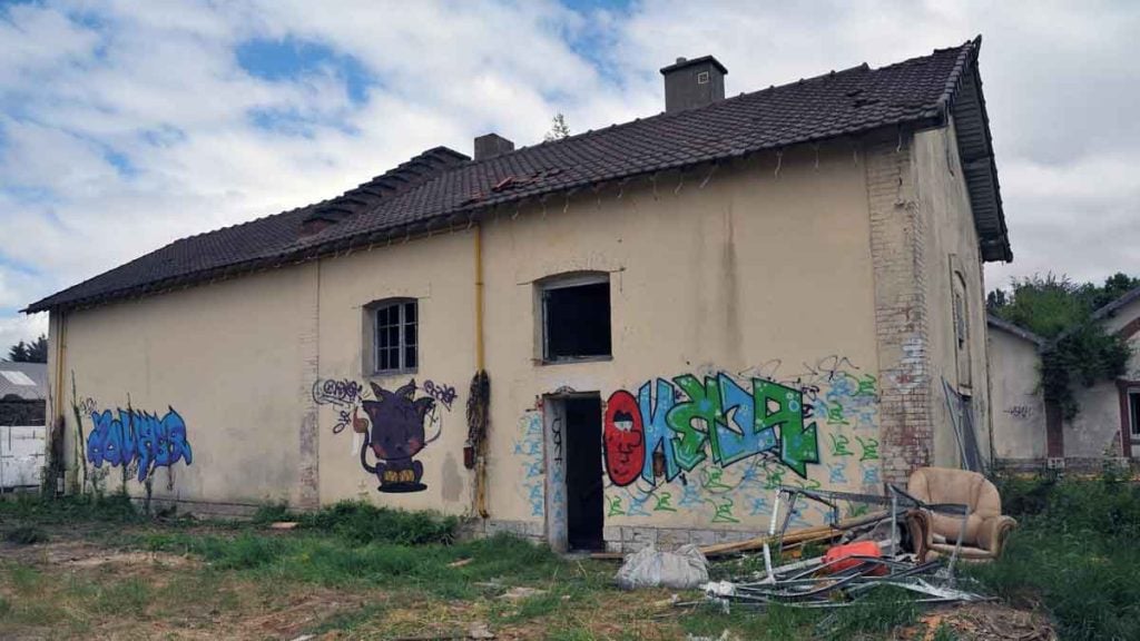 Les squatteurs de sa maison partent en vacances en Martinique, la propriétaire en profite pour la vider mais risque aujourd’hui une énorme amende