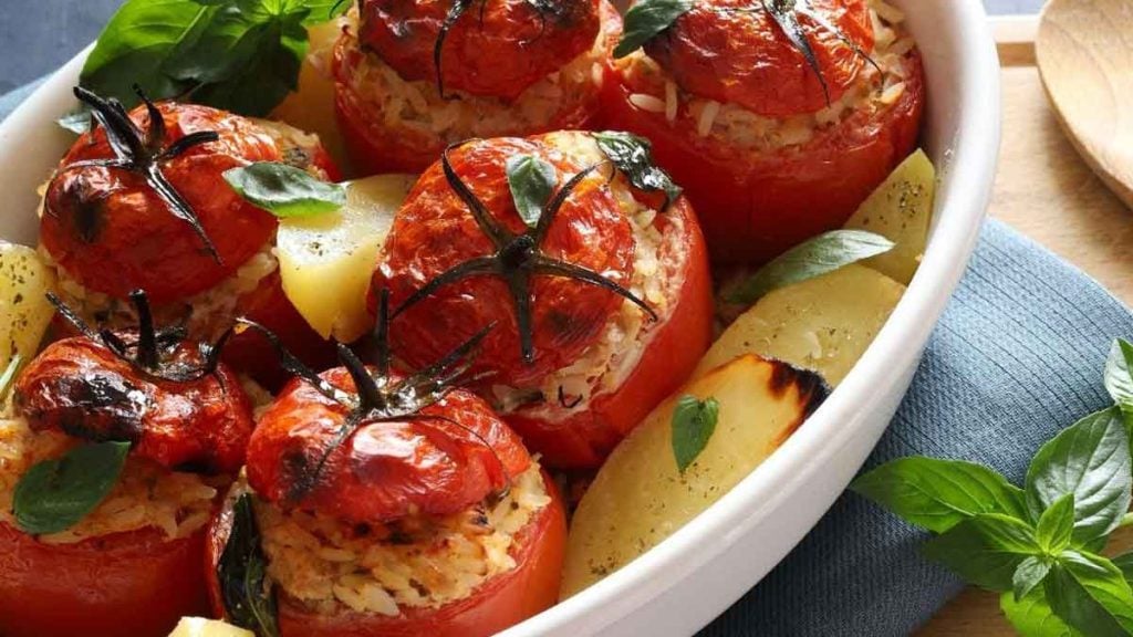 Ma grand-mère ajoute toujours cet ingrédient dans ses tomates farcies ceux qui l’essaient ne cuisinent plus sans
