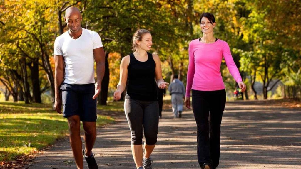 Perte de poids  pourquoi l’automne est la saison parfaite pour adopter la méthode de marche 6-6-6 